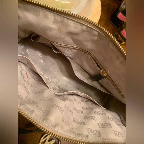 Women’s Michael Kors Purse - Picture 4 of 5